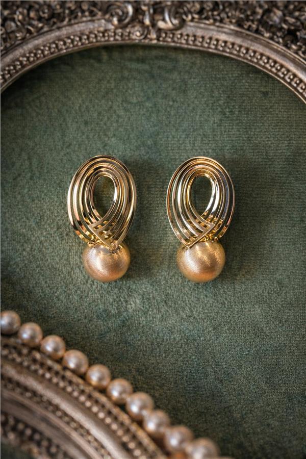 Nadine Altın Renk Geometrik Vintage Küpe Top Sallantılı Statement Küpe